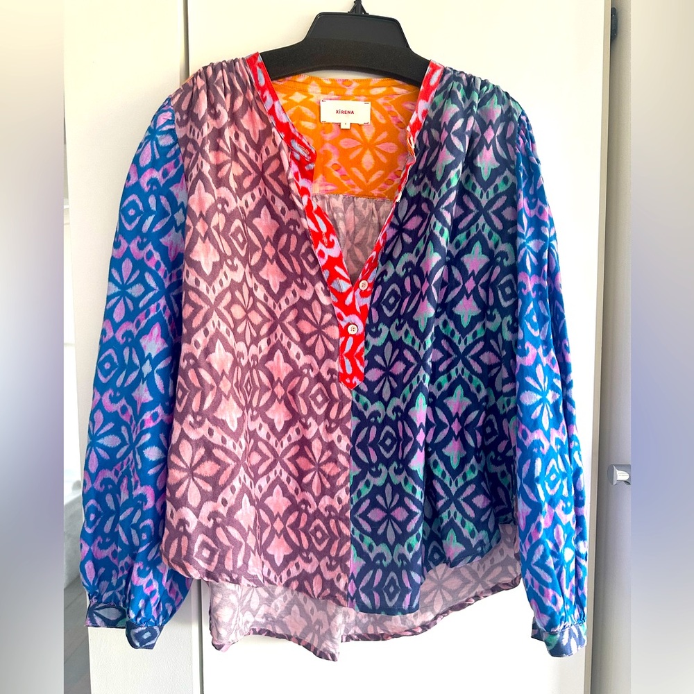 XiRENA Blue and Pink Graphic Relaxed Blouse
